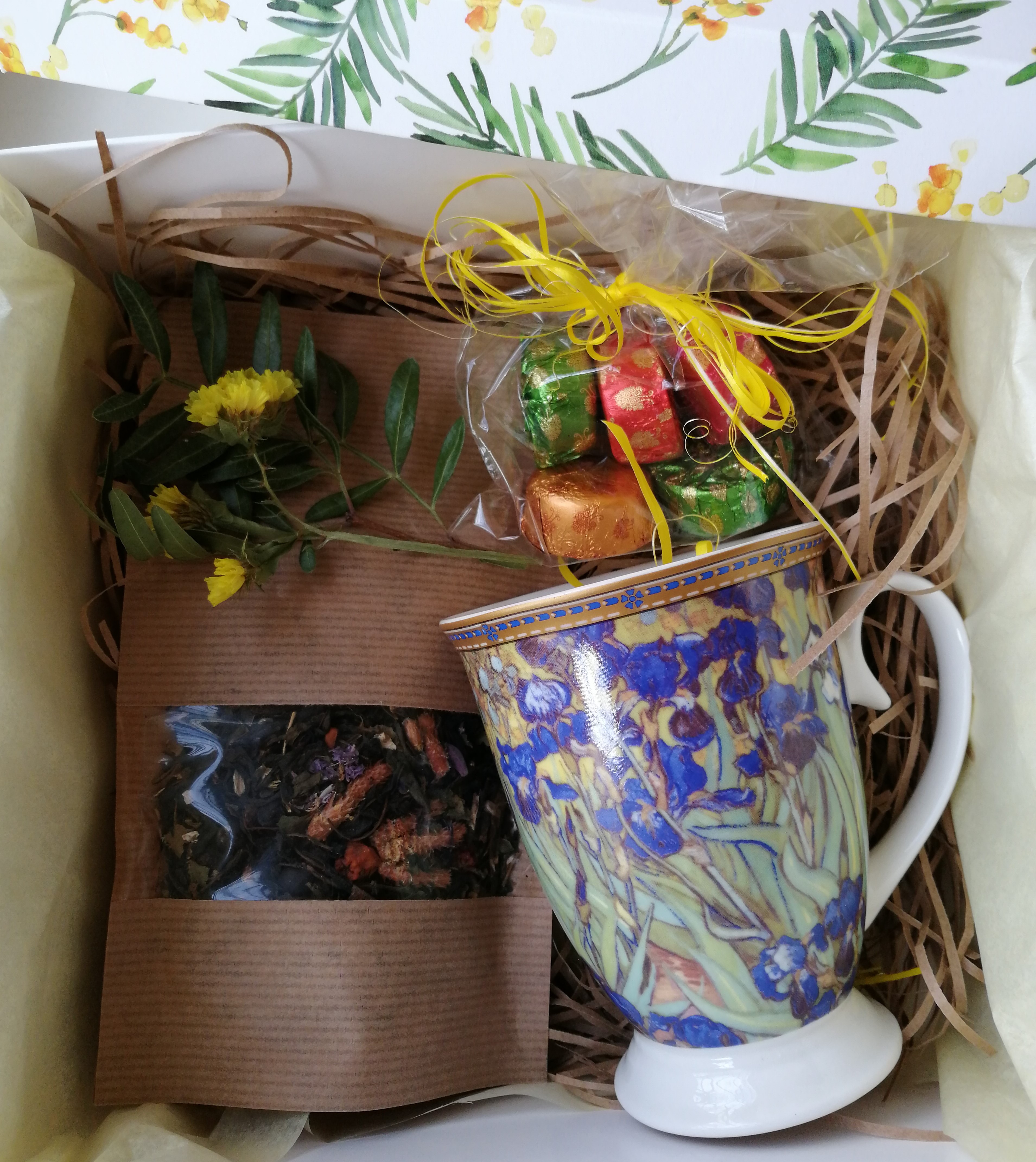 Подарочный набор с кружкой, чаем и конфетами - фото4