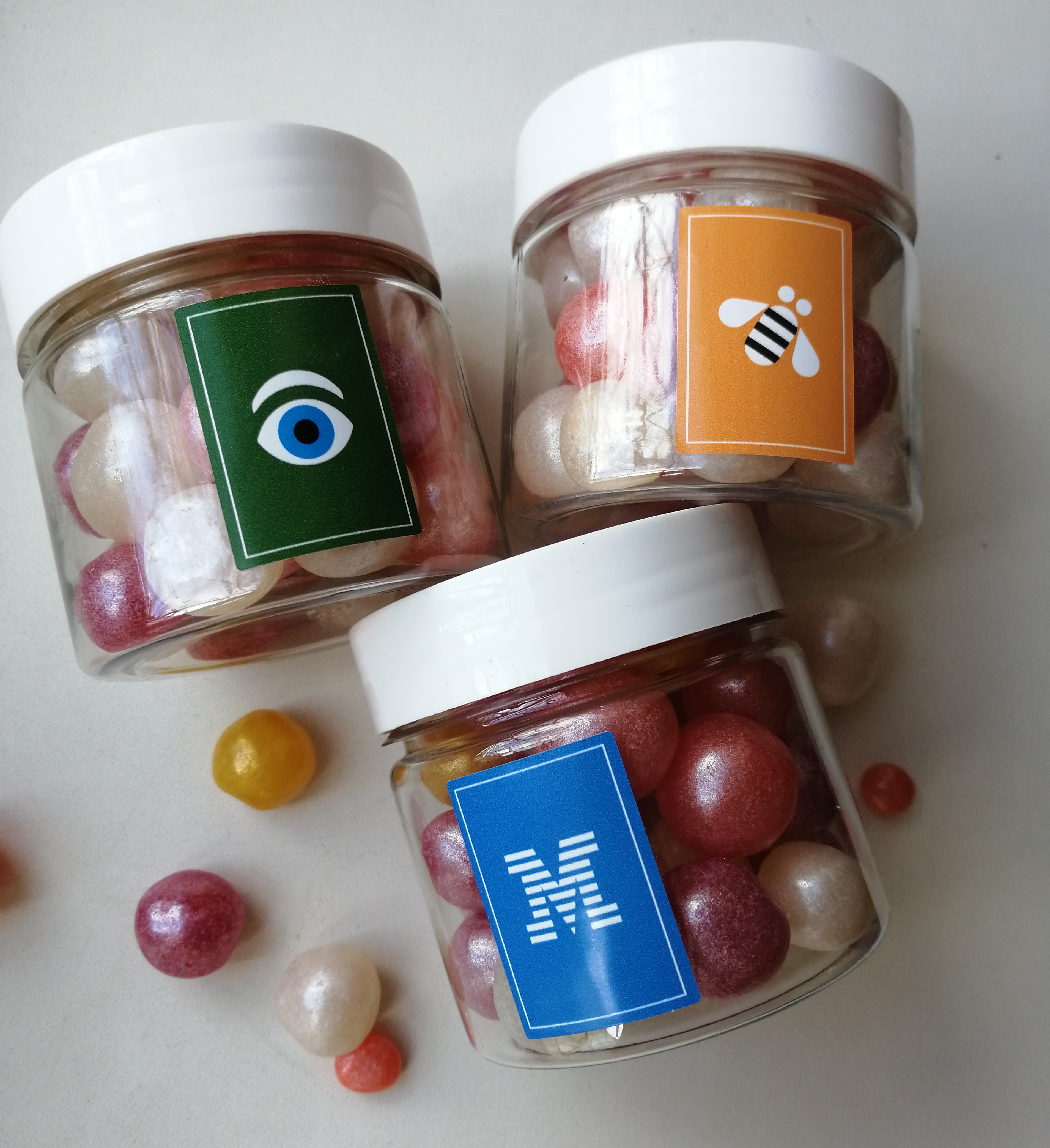 Жевательные конфеты в банке с логотипом - фото