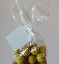 Набор драже с цельным орехом внутри в целлофановом пакете с биркой с логотипом и лентой - фото